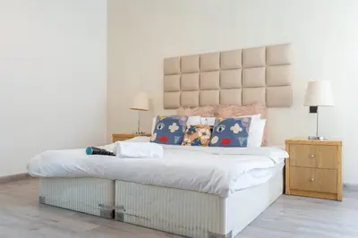 Gallery image of StayShort - Modern JBR Apartment Sleeps 4 with Pool & Balcony in Dubai