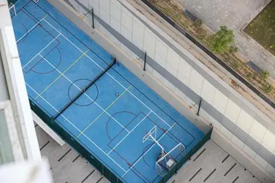 an overhead view of a blue tennis court at Elegant Cozy Studio Canal View in Dubai