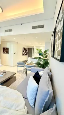 a living room with a couch and a table at Appartement de Luxe 1 Chambre avec Piscine Privée sur Balcon in Dubai