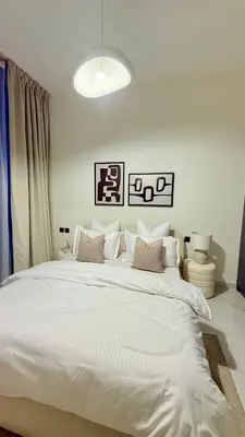 a bedroom with a large white bed with pillows at Appartement de Luxe 1 Chambre avec Piscine Privée sur Balcon in Dubai