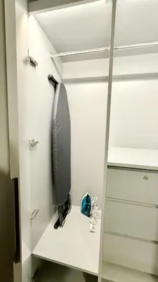 a room with a sink in a white closet at Appartement de Luxe 1 Chambre avec Piscine Privée sur Balcon in Dubai