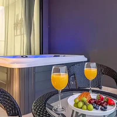 Modern Canal View Studio - Trillionaire Residences 614