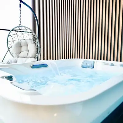 Jacuzzi Canal view BusinessBay