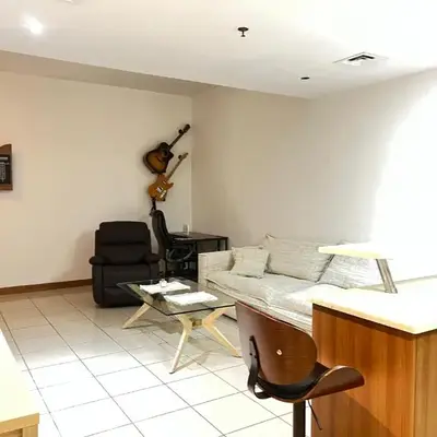 Stylish 1 bedroom apartment with full kitchen