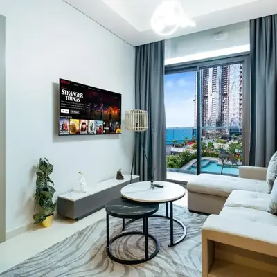 Cozy 2BR Pool & City Views