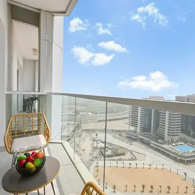 Enjoy Modern Comforts with Views of Burj Al Aráb and Nearby Attractions