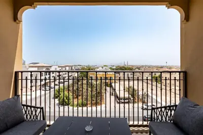 a balcony with a table and a view at Madinat Jumeirah Living 1 Bedroom Holiday Rental in Jadeel 3 - DVH Holiday Homes in Dubai