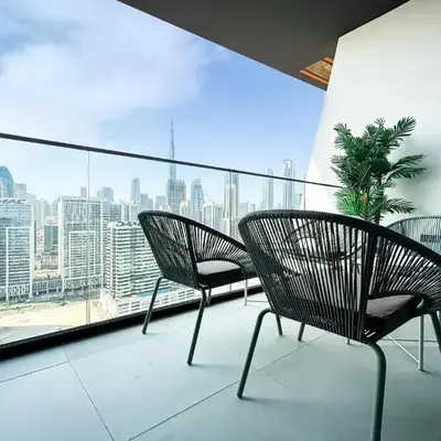 Skyline Views Chic 1BR with Canal Vibes