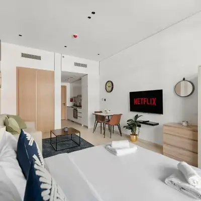 VayK - Contemporary and Cozy Studio in JVC