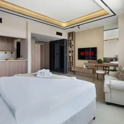 Luxury JLT Studio Renovated Lake View Metro