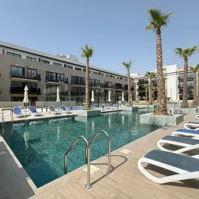 Modern 1-BR Apartment with Cozy Vibes Pool Gym