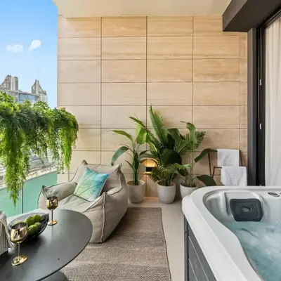 BLVD - Stylish Stay with Private Jacuzzi and Canal View