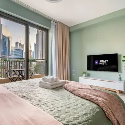 Modern Downtown Studio with Balcony & Parking