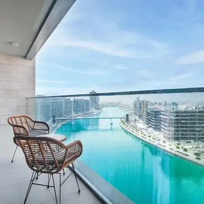 Elegant 2 M with Direct Canal & Iconic View