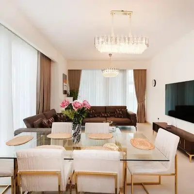 Cozy 2BR APT With Canal Views