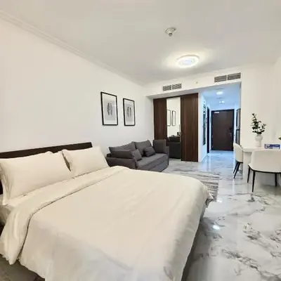 Luxury Studio in JLT near Metro & Lake View