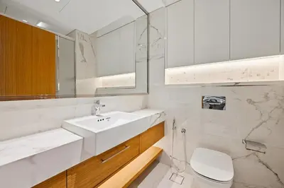 a bathroom with a sink and a toilet and a mirror at Estudio Noor en Dubai Por beBalmy in Dubai
