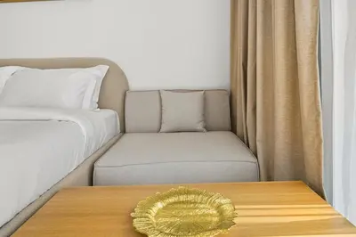 a room with a bed and a table with a hat on it at Estudio Sultan en Dubái por beBalmy in Dubai