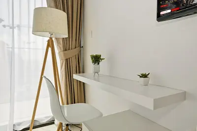 a white desk and a chair in a room at Estudio Sultan en Dubái por beBalmy in Dubai