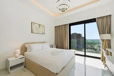 a bedroom with a large bed and a large window at Estudio Sultan en Dubái por beBalmy in Dubai