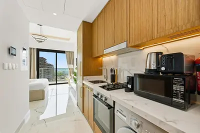 a kitchen with a stove and a microwave at Estudio Sultan en Dubái por beBalmy in Dubai