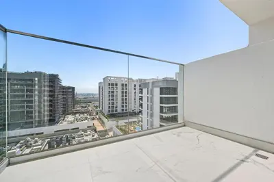 an empty room with a view of a city at Estudio Sultan en Dubái por beBalmy in Dubai
