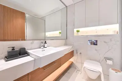 a white bathroom with a sink and a toilet at Apartamento Dune en Dubái por beBalmy in Dubai