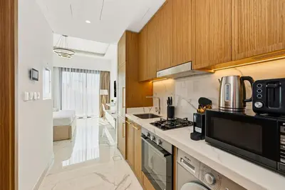 a kitchen with a stove and a microwave at Estudio Amira en Dubai by beBalmy in Dubai