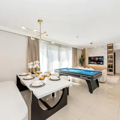 Royal Vista - Luxurious 4BR Penthouse with Pool Table at Boulevard Point - Downtown
