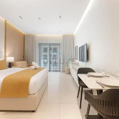 Studio with Seamless Mall Access