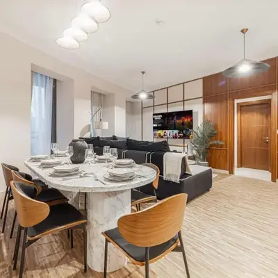Modern 4BR Suite Overlooking Downtown