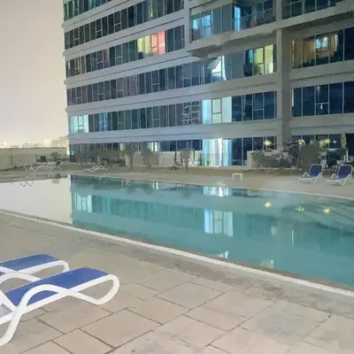 Modern 2BR in Skycourt Tower A - Free Parking - Pool and Gym