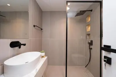 a bathroom with a bath tub and a shower at Gala Guests - Classic Opal Tower Suites Dubai Marina in Dubai