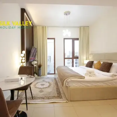Silk Valley - Luxury Studio with Pool View - Walk to Park