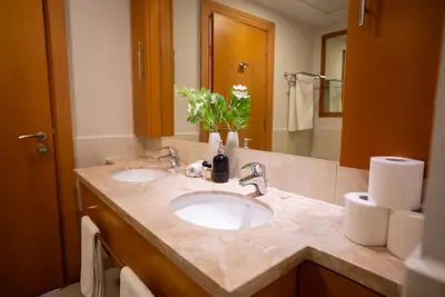 a bathroom with two sinks and a large mirror at Luxury 2BR Haven with Panoramic Scenery in Dubai