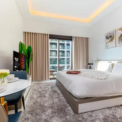 Stylish City Studio with Balcony View in Meydan