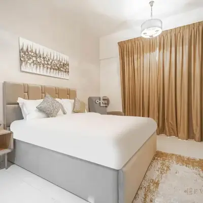 Everluxe Azizi Montrell Lovely Studio