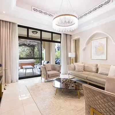 Luxurious Unique 2 Bed with Private Jacuzzi & Garden - Connected to Souk Al Bahar - Dubai Mall